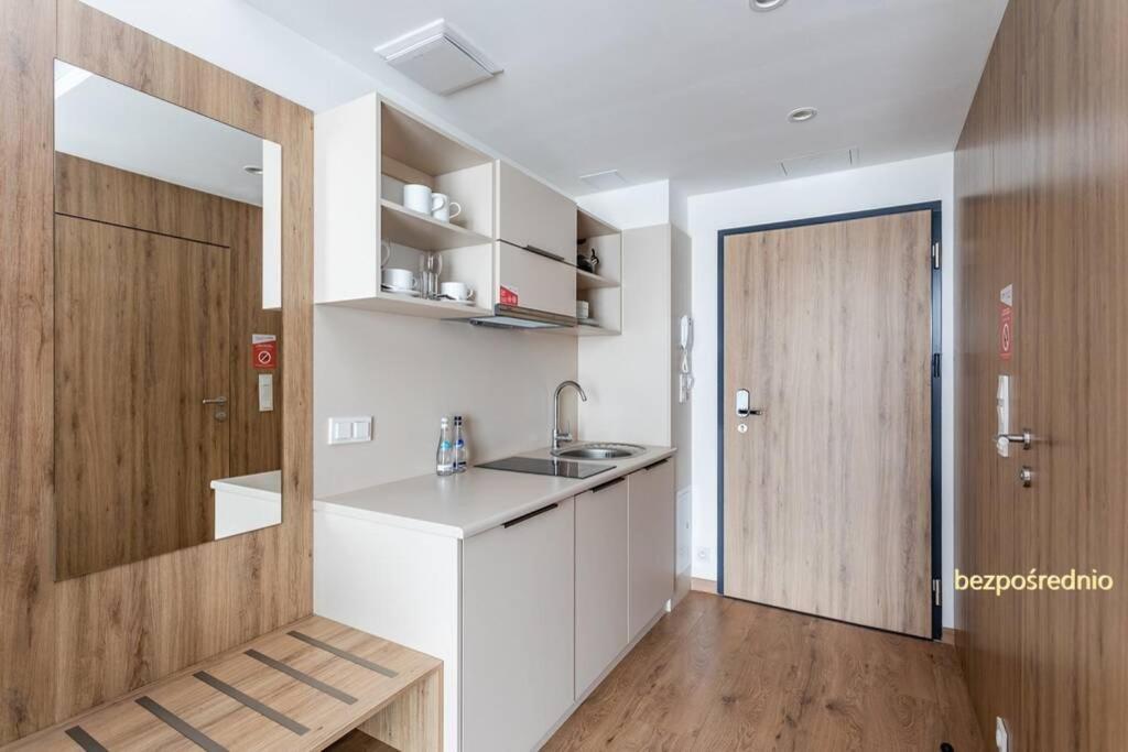Apartament W Warszawie Dedykowany Parking Podziemny W Cenie, Wifi, Blisko Centrum New Apartment In Warsaw Finished To A High Specification Fitted Out To A High Standard On The 7Th Floor, Wifi, Underground Parking Price Included Exteriör bild